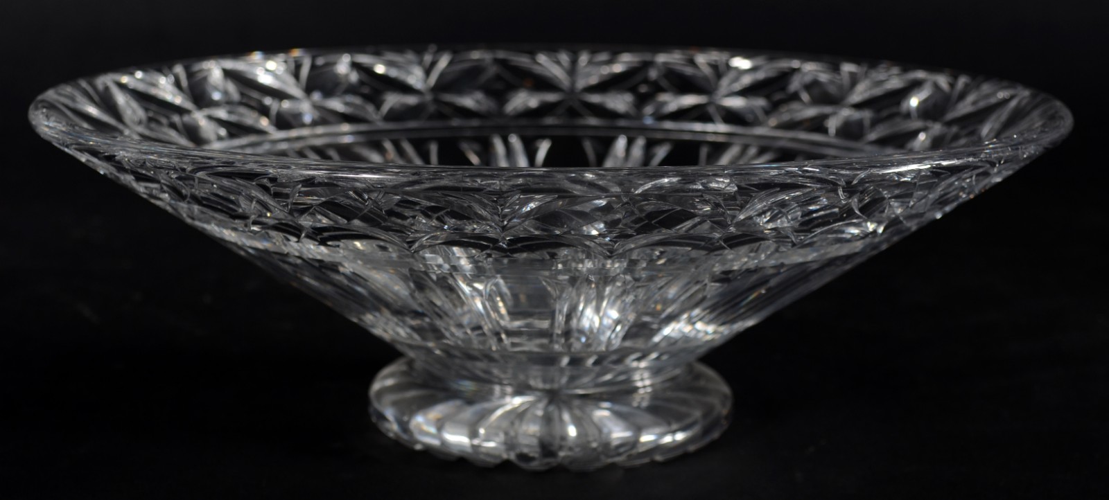 Duas peças de cristal europeu lapidado, sendo: fruteira e bomboniere... - foto 4 de 9