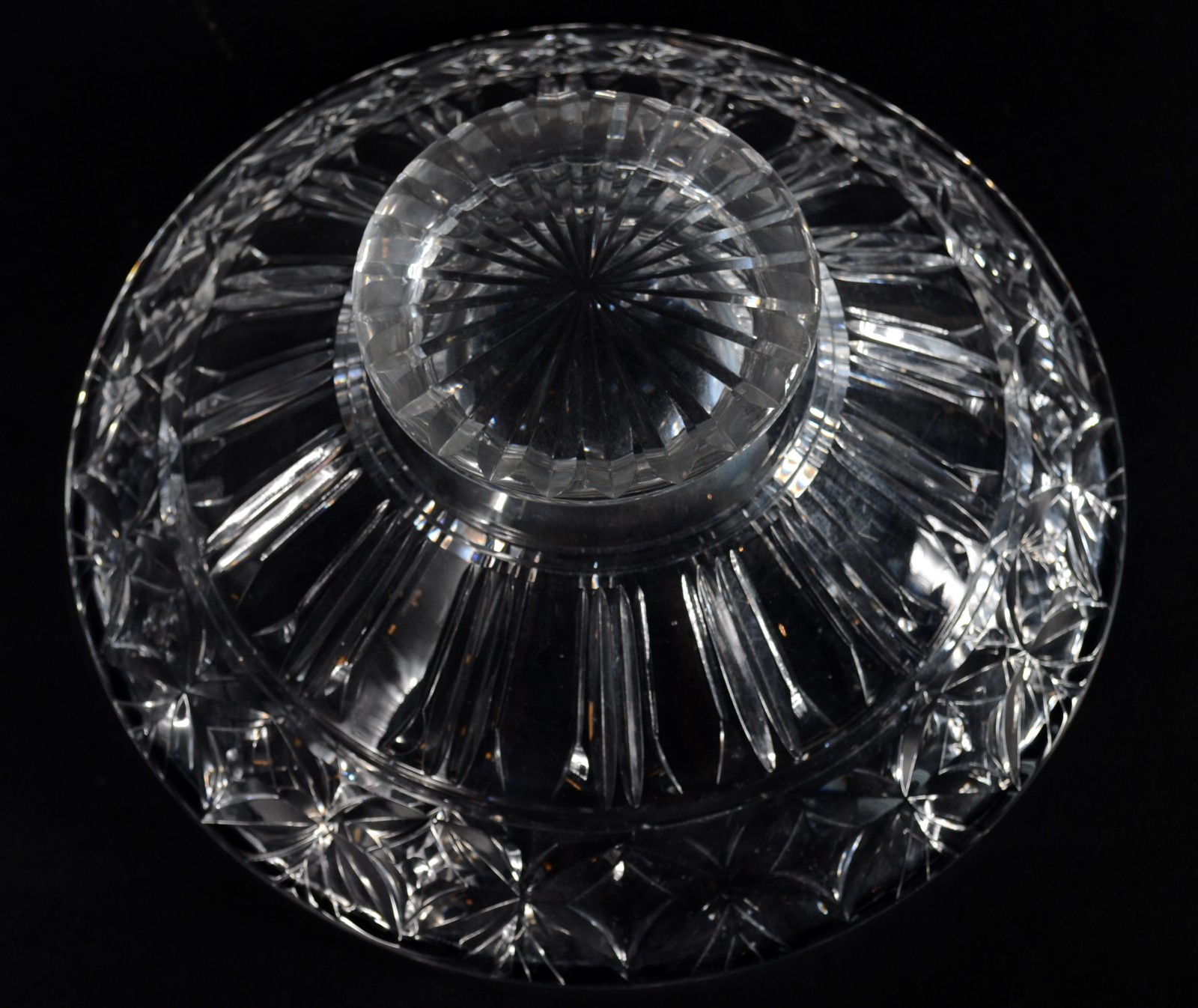 Duas peças de cristal europeu lapidado, sendo: fruteira e bomboniere... - foto 5 de 9