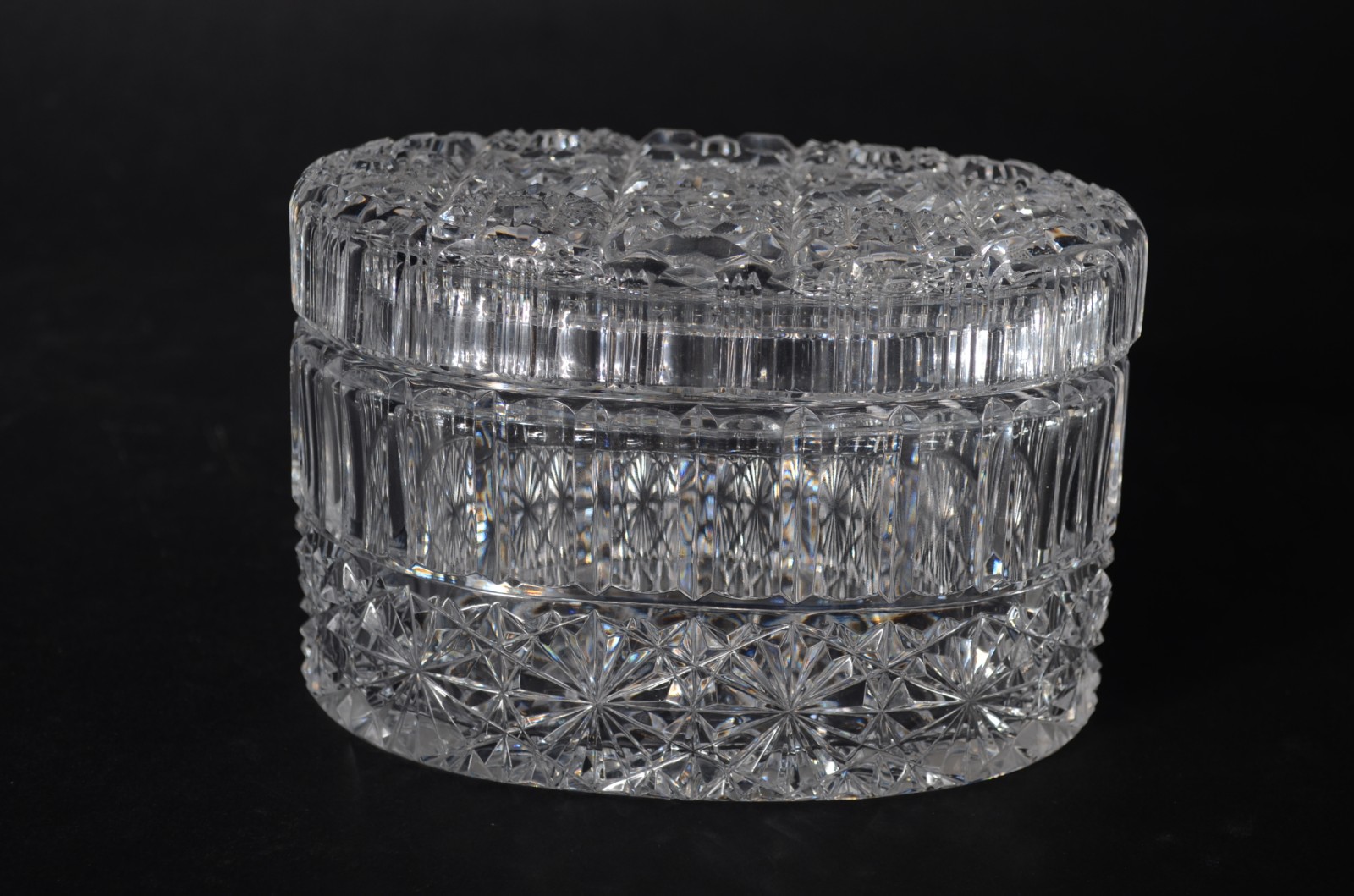 Duas peças de cristal europeu lapidado, sendo: fruteira e bomboniere... - foto 6 de 9