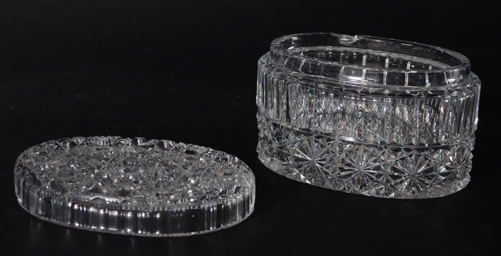 Duas peças de cristal europeu lapidado, sendo: fruteira e bomboniere... - foto 7 de 9