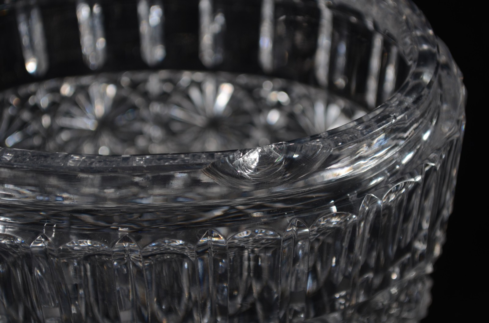 Duas peças de cristal europeu lapidado, sendo: fruteira e bomboniere... - foto 8 de 9