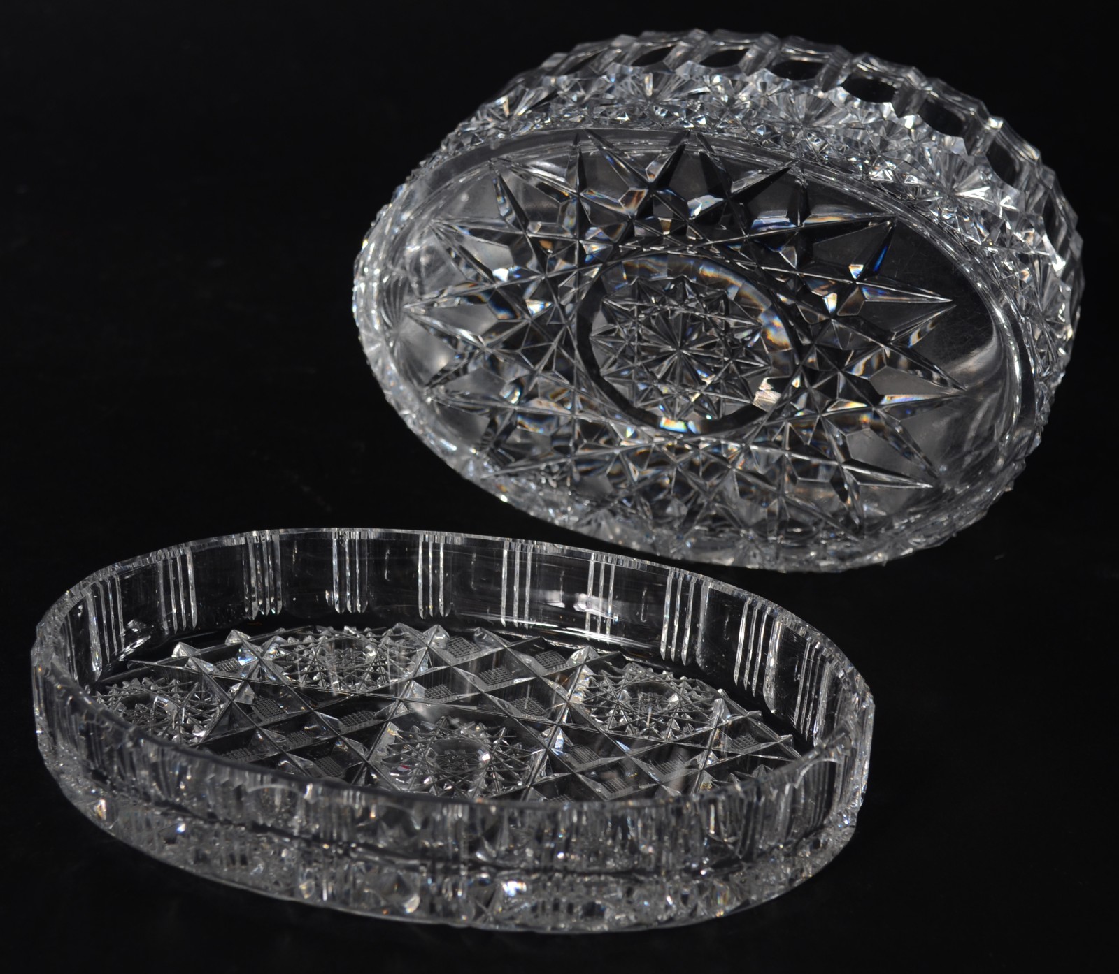 Duas peças de cristal europeu lapidado, sendo: fruteira e bomboniere... - foto 9 de 9