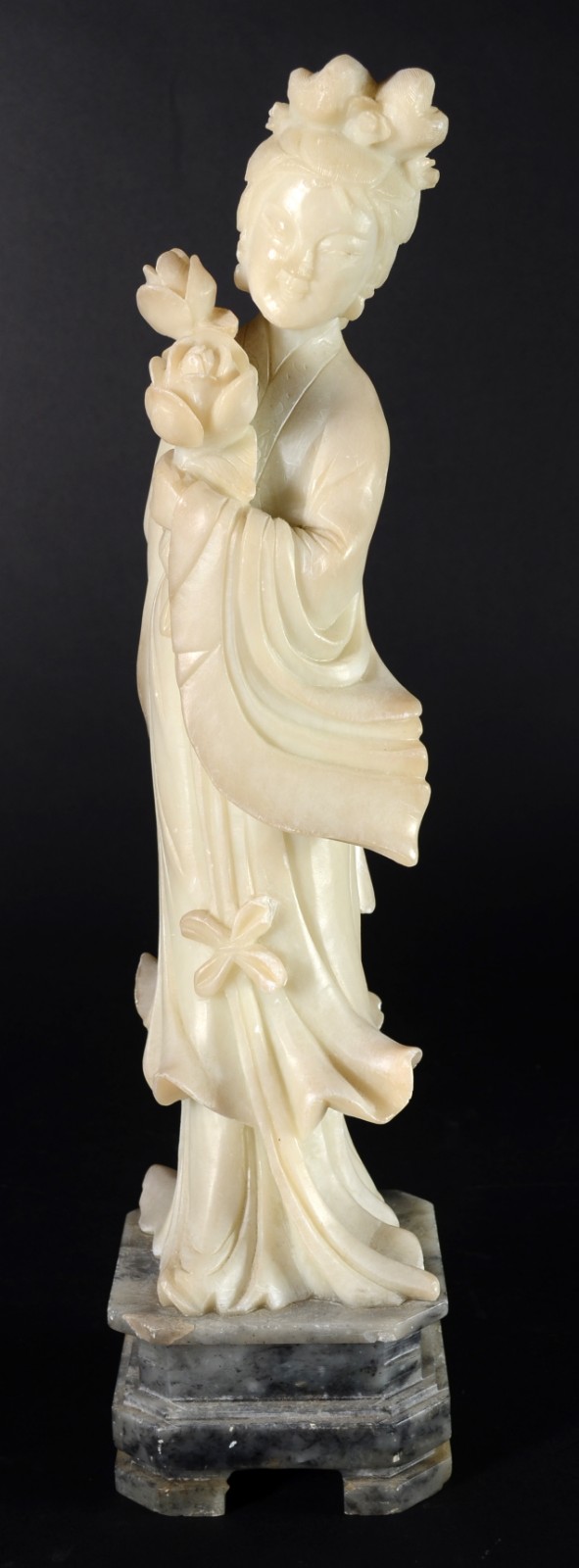 Escultura de jadeite representando Gueixa com flores. - foto 1 de 9