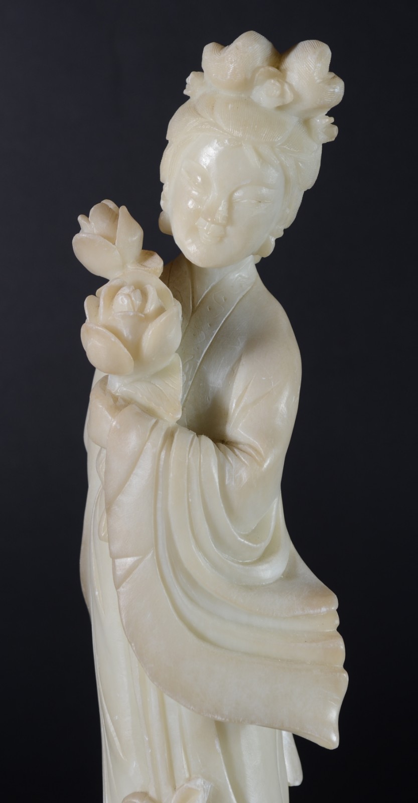 Escultura de jadeite representando Gueixa com flores. - foto 2 de 9