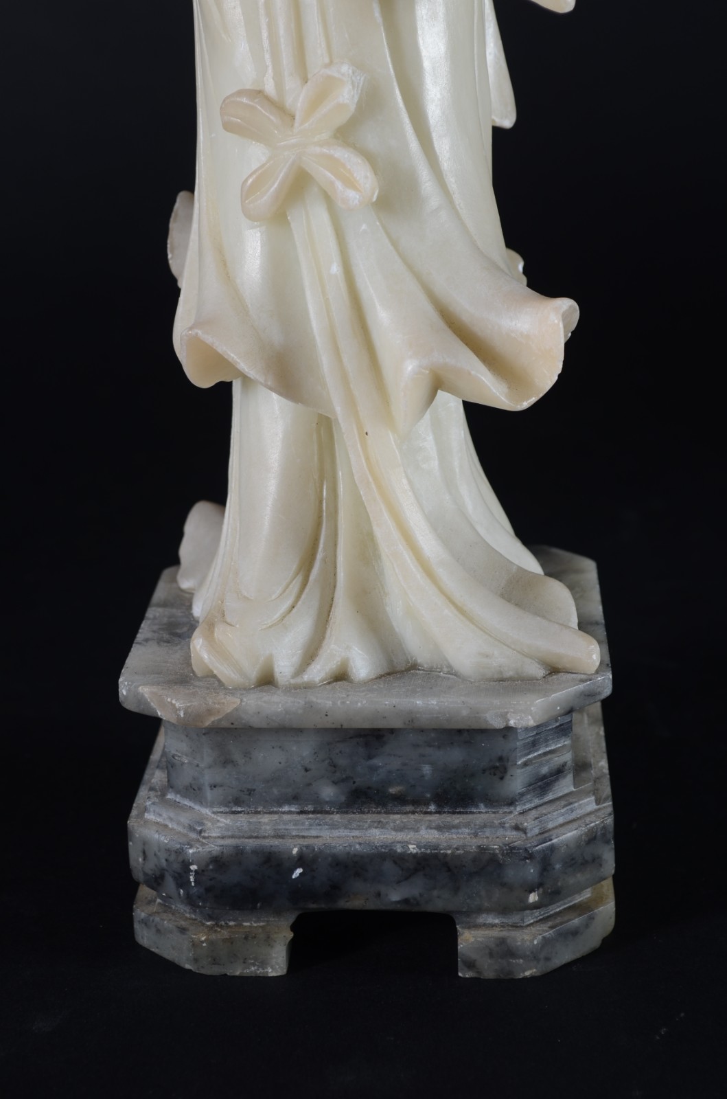 Escultura de jadeite representando Gueixa com flores. - foto 3 de 9