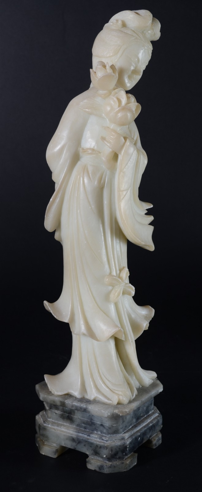 Escultura de jadeite representando Gueixa com flores. - foto 4 de 9