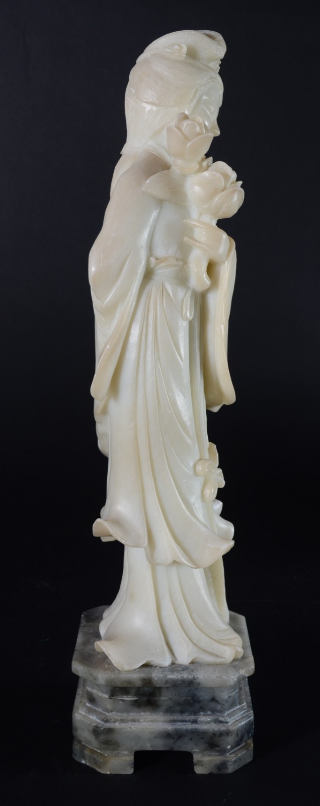 Escultura de jadeite representando Gueixa com flores. - foto 5 de 9