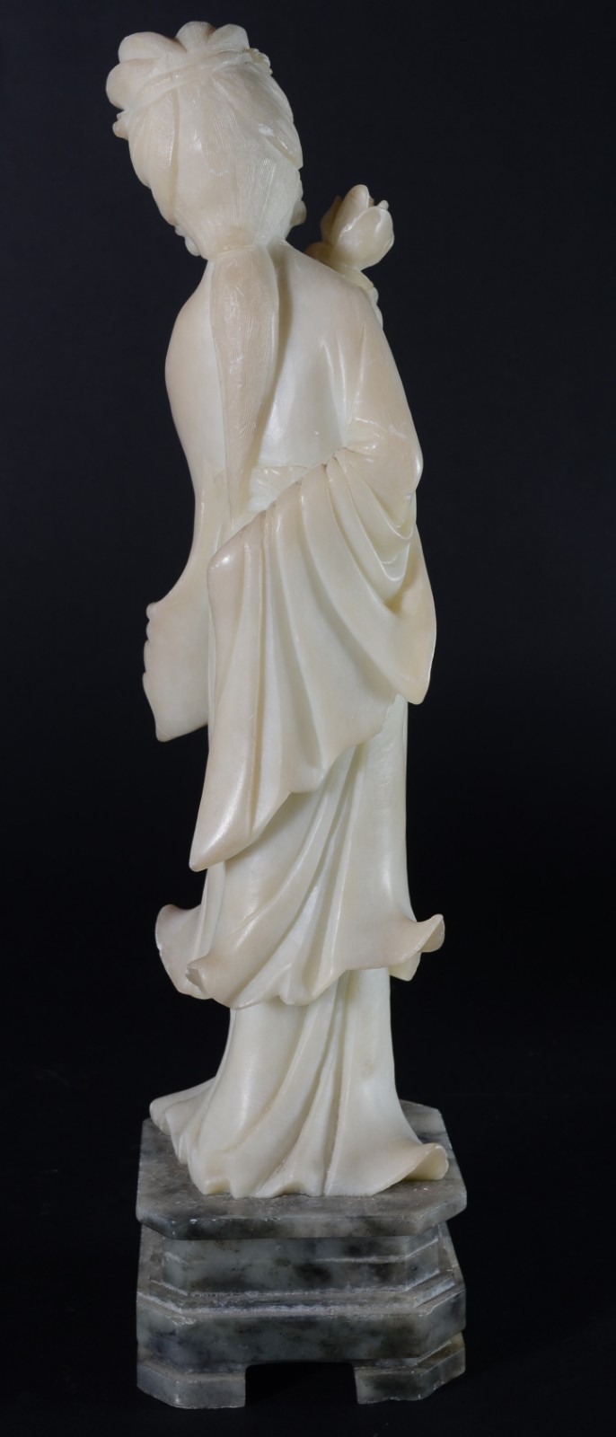 Escultura de jadeite representando Gueixa com flores. - foto 6 de 9