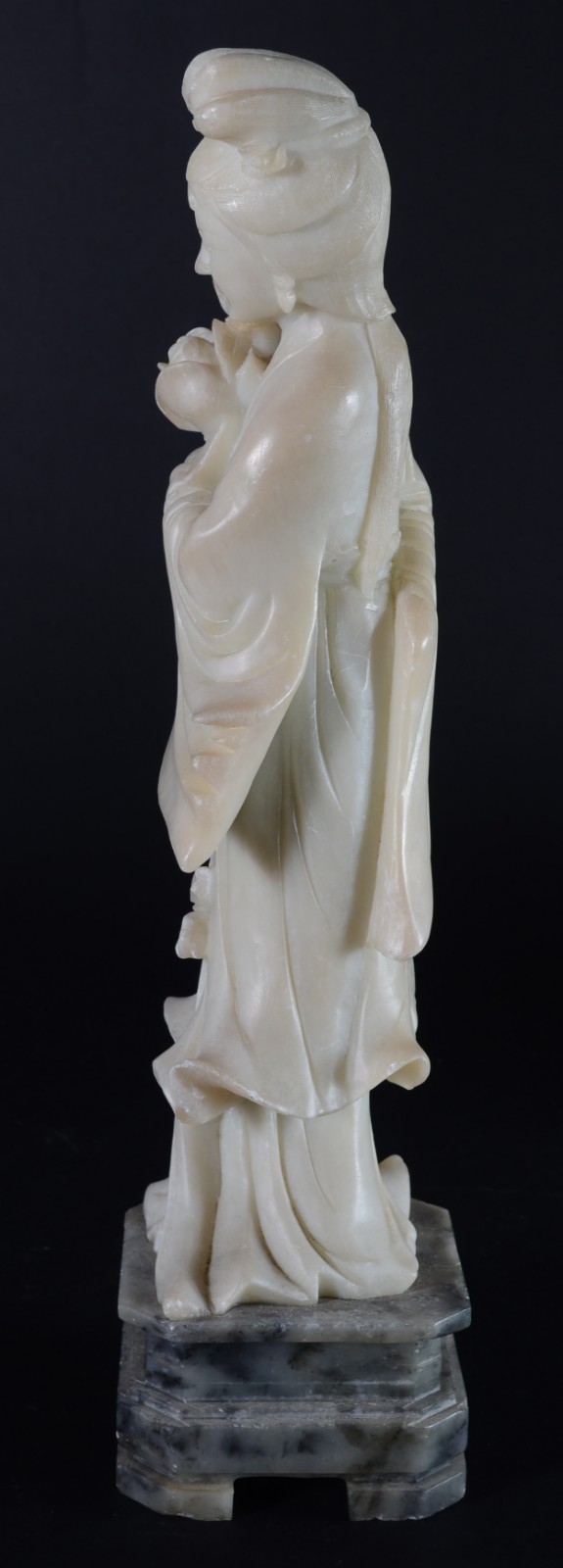 Escultura de jadeite representando Gueixa com flores. - foto 7 de 9