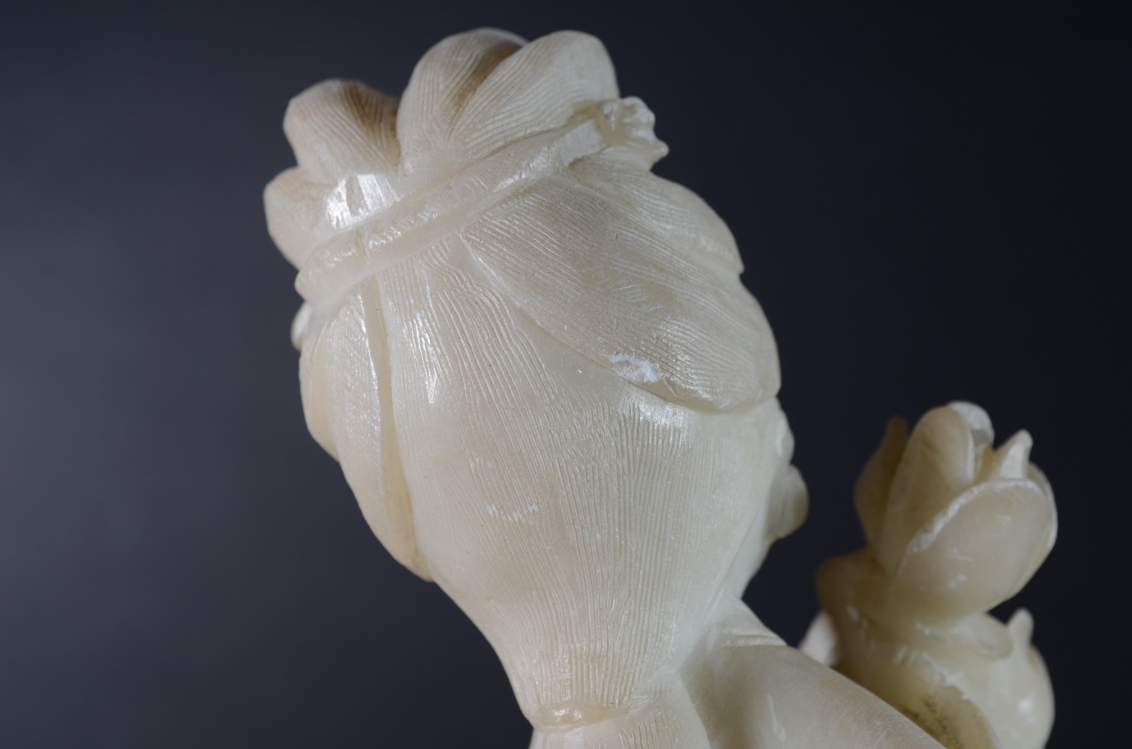 Escultura de jadeite representando Gueixa com flores. - foto 8 de 9