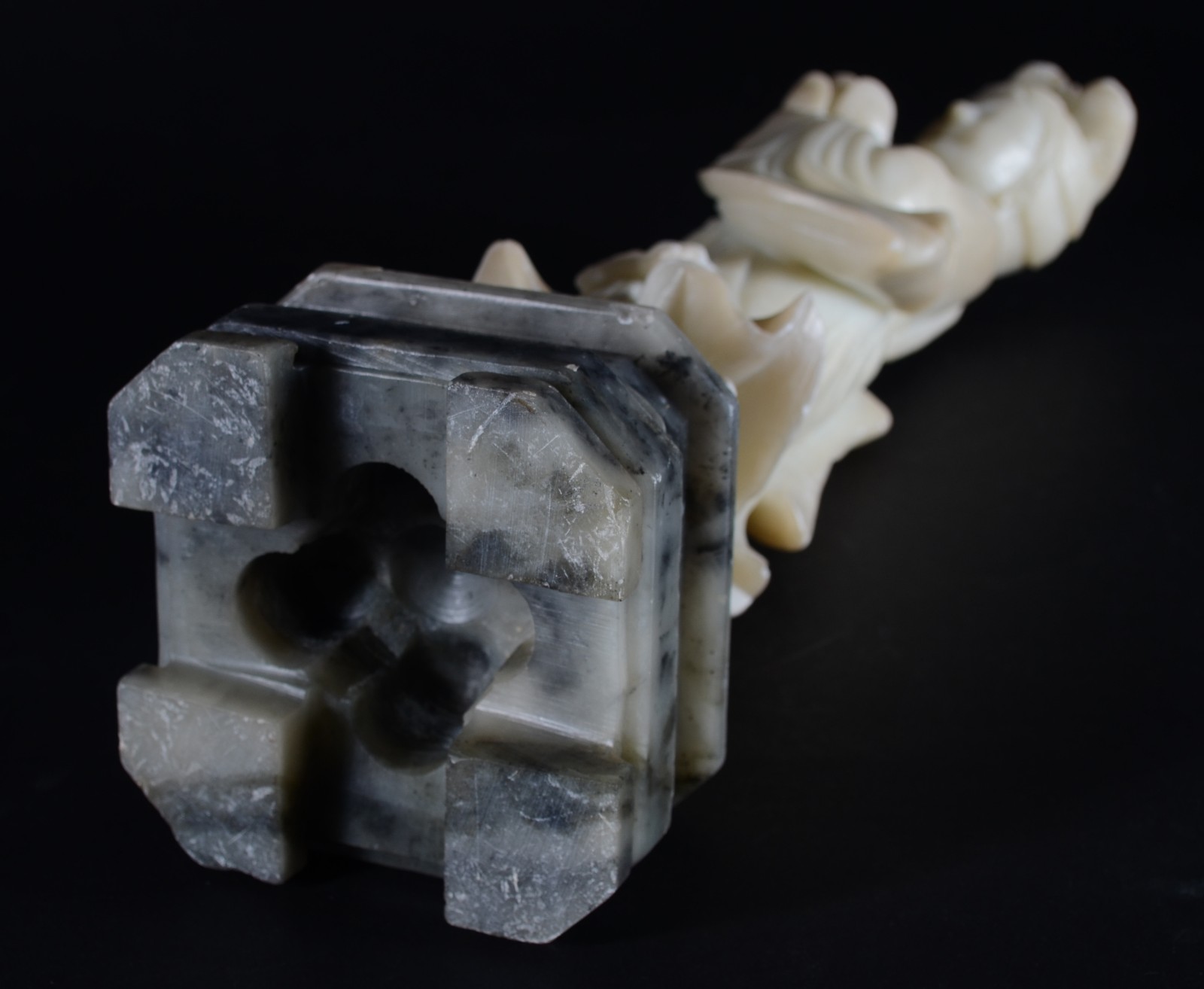 Escultura de jadeite representando Gueixa com flores. - foto 9 de 9