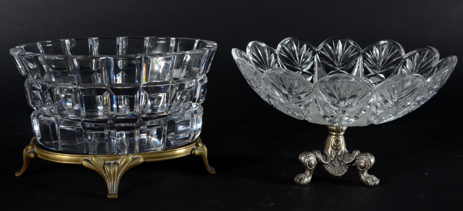 Duas fruteiras de cristal, bases de metal. Oval com lascado na borda. - foto 1 de 11
