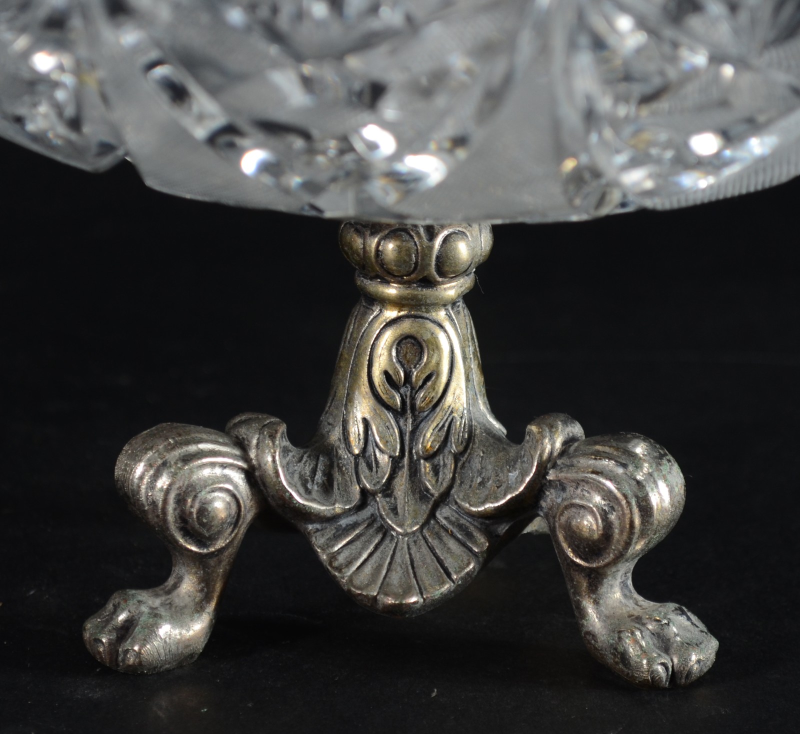 Duas fruteiras de cristal, bases de metal. Oval com lascado na borda. - foto 2 de 11