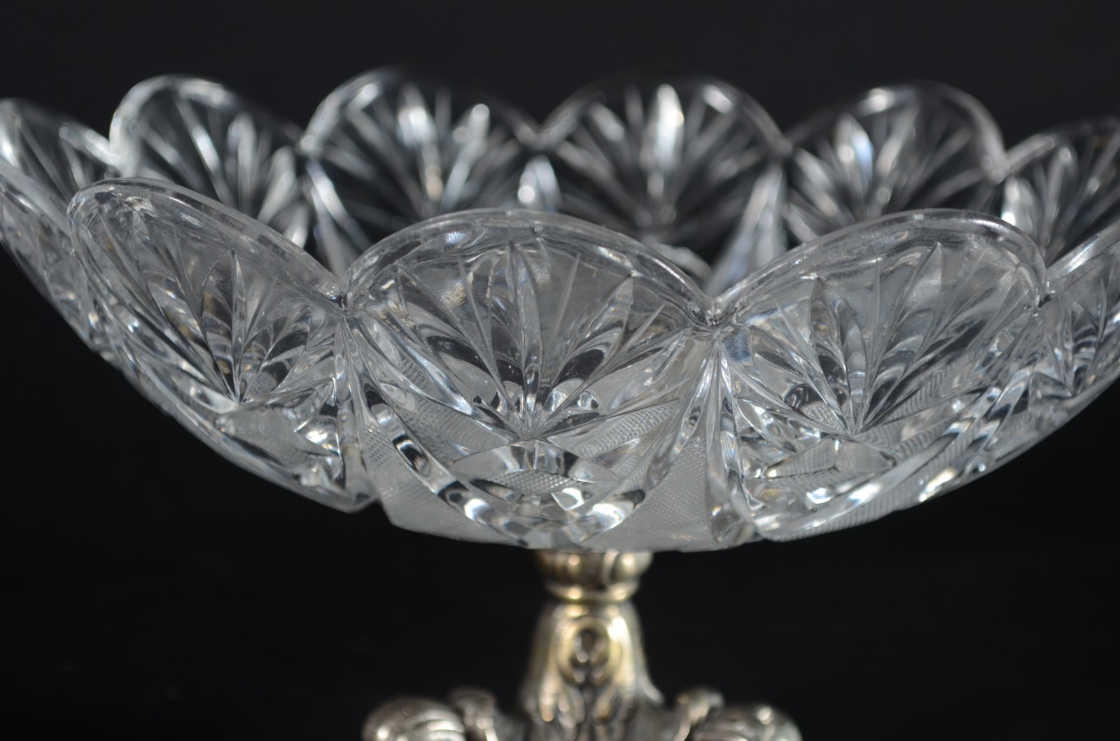 Duas fruteiras de cristal, bases de metal. Oval com lascado na borda. - foto 3 de 11