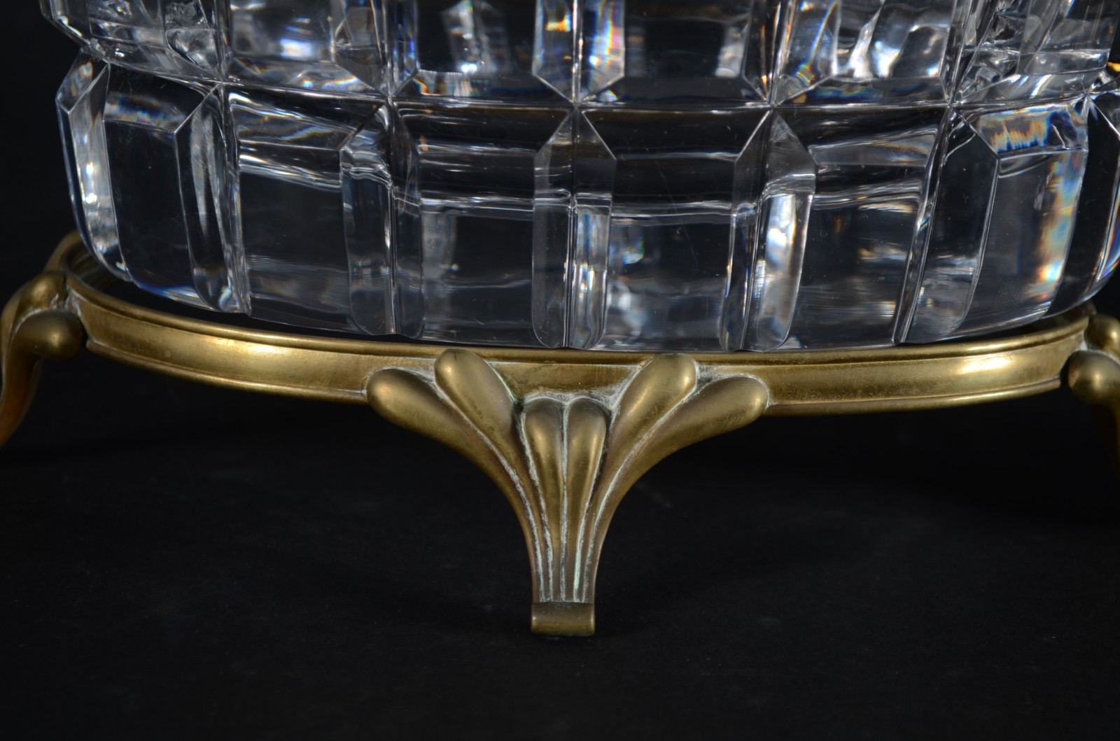 Duas fruteiras de cristal, bases de metal. Oval com lascado na borda. - foto 4 de 11