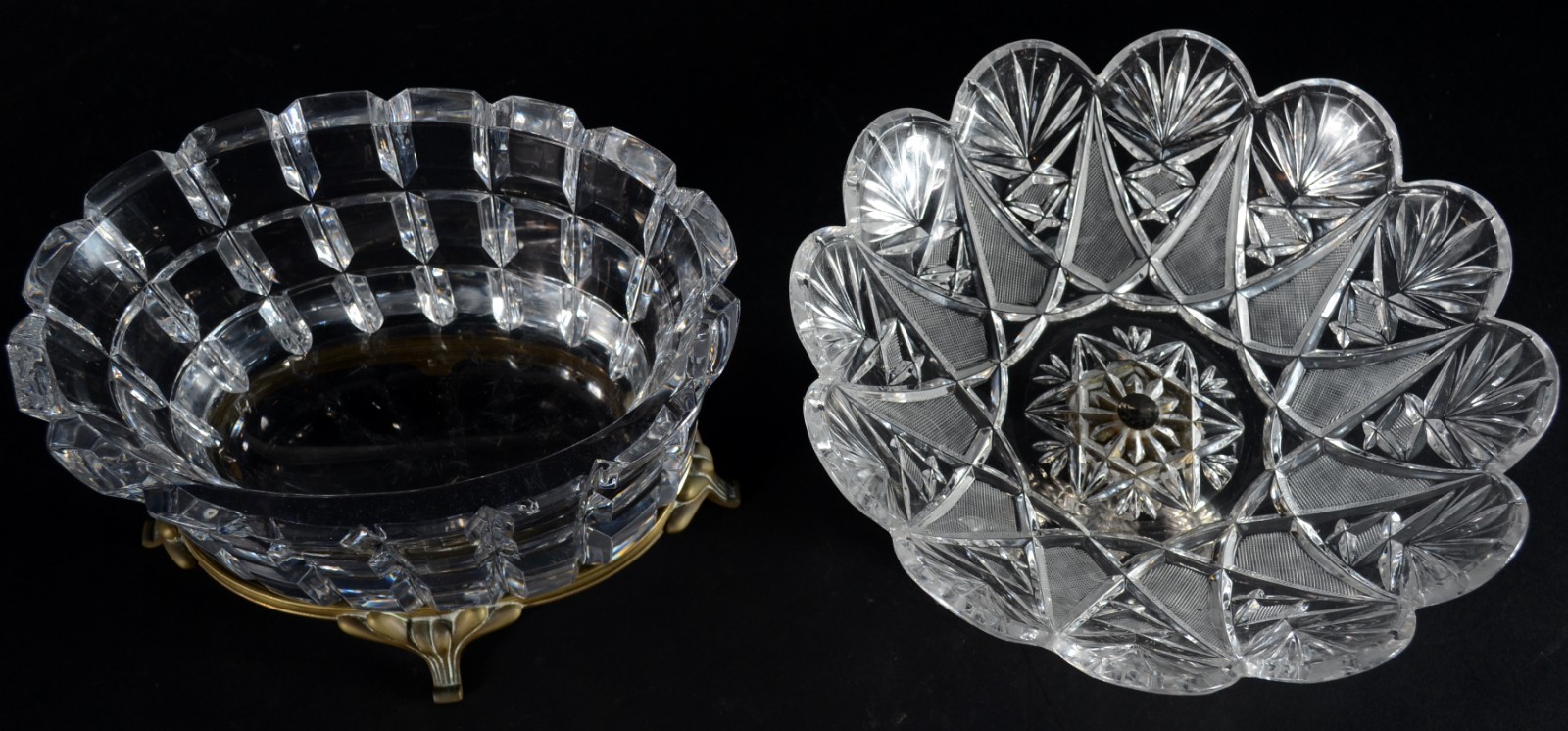Duas fruteiras de cristal, bases de metal. Oval com lascado na borda. - foto 6 de 11