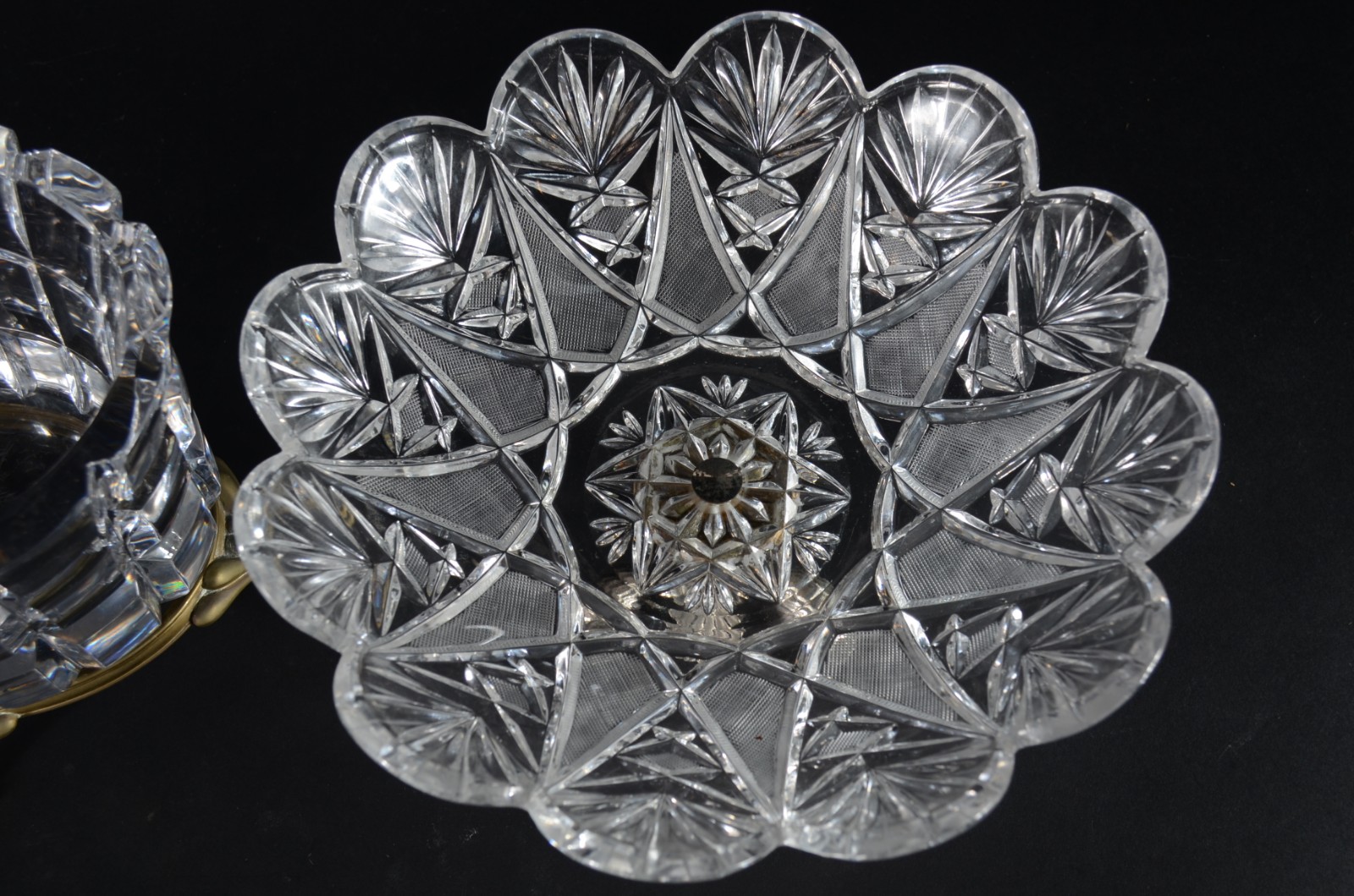 Duas fruteiras de cristal, bases de metal. Oval com lascado na borda. - foto 7 de 11