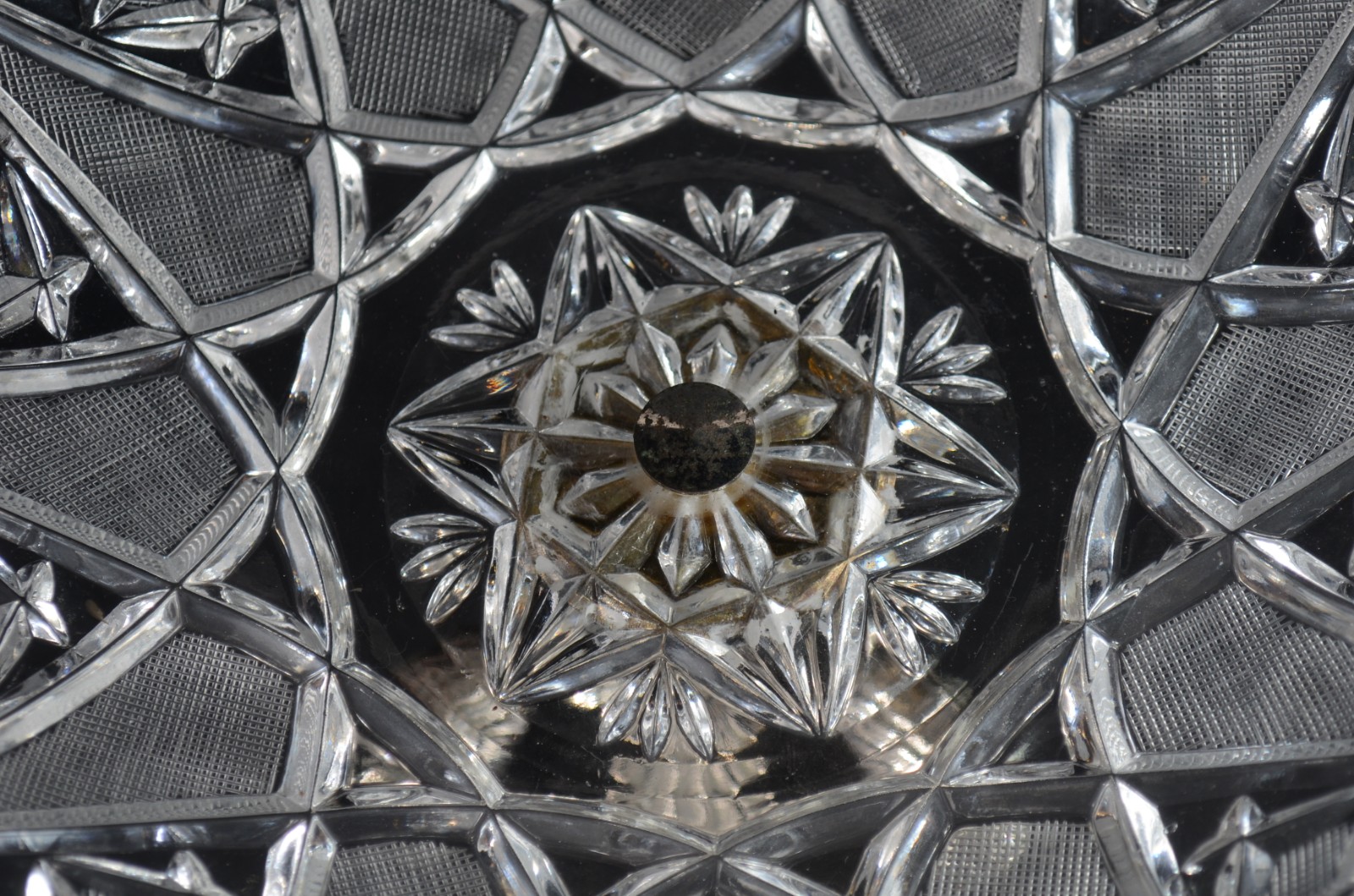 Duas fruteiras de cristal, bases de metal. Oval com lascado na borda. - foto 8 de 11