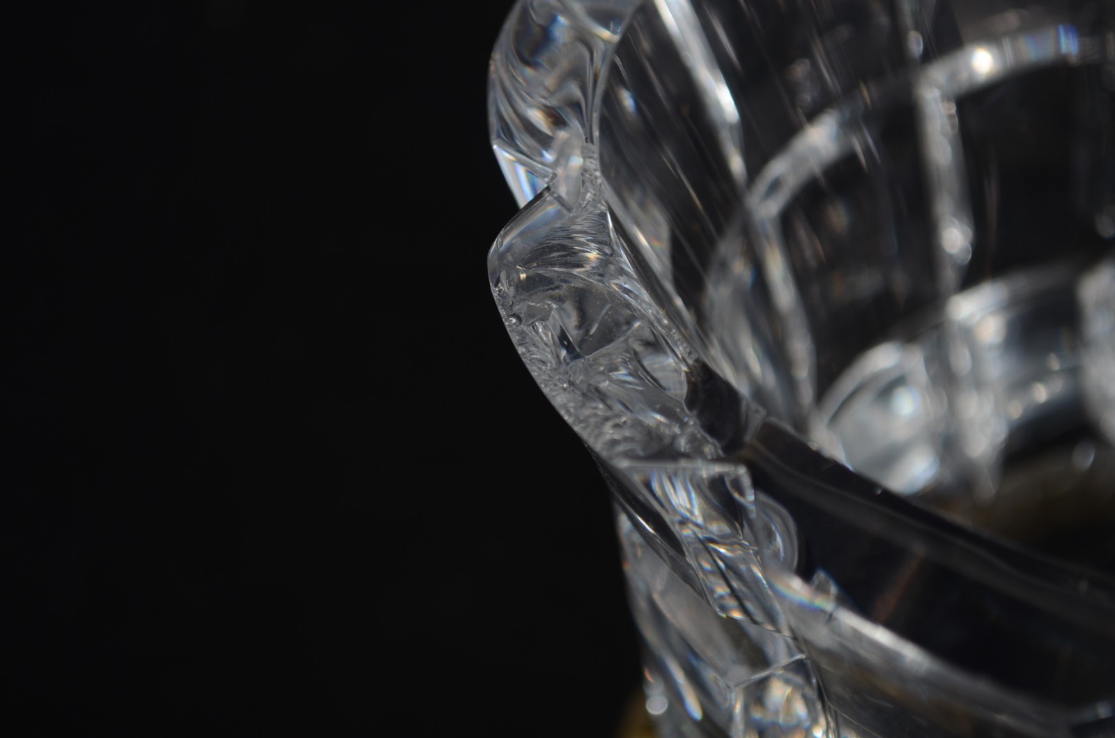 Duas fruteiras de cristal, bases de metal. Oval com lascado na borda. - foto 10 de 11