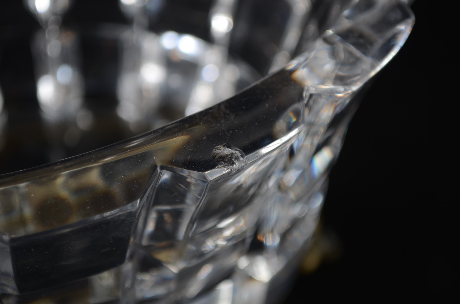 Duas fruteiras de cristal, bases de metal. Oval com lascado na borda. - foto 11 de 11