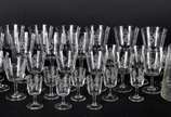 Serviço em fino cristal europeu com guirlandas ... - Serviço em fino cristal europeu com guirlandas lavradas, composto de: 11 taças para vinho branco, 11 taças para vinho do Porto, 7 taças para lic...