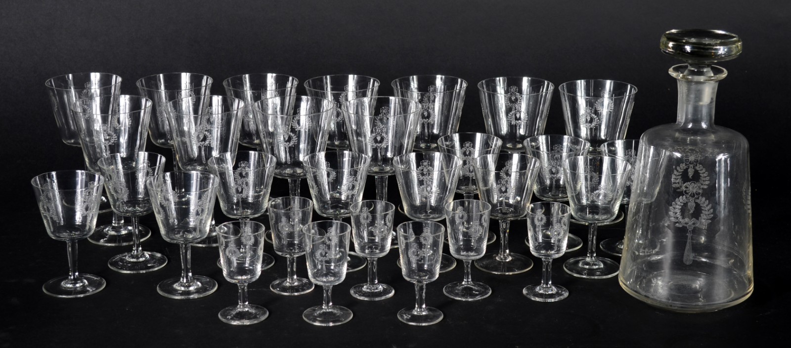 Serviço em fino cristal europeu com guirlandas lavradas, composto de... - foto 1 de 7