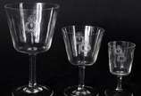 Serviço em fino cristal europeu com guirlandas ... - Serviço em fino cristal europeu com guirlandas lavradas, composto de: 11 taças para vinho branco, 11 taças para vinho do Porto, 7 taças para lic...