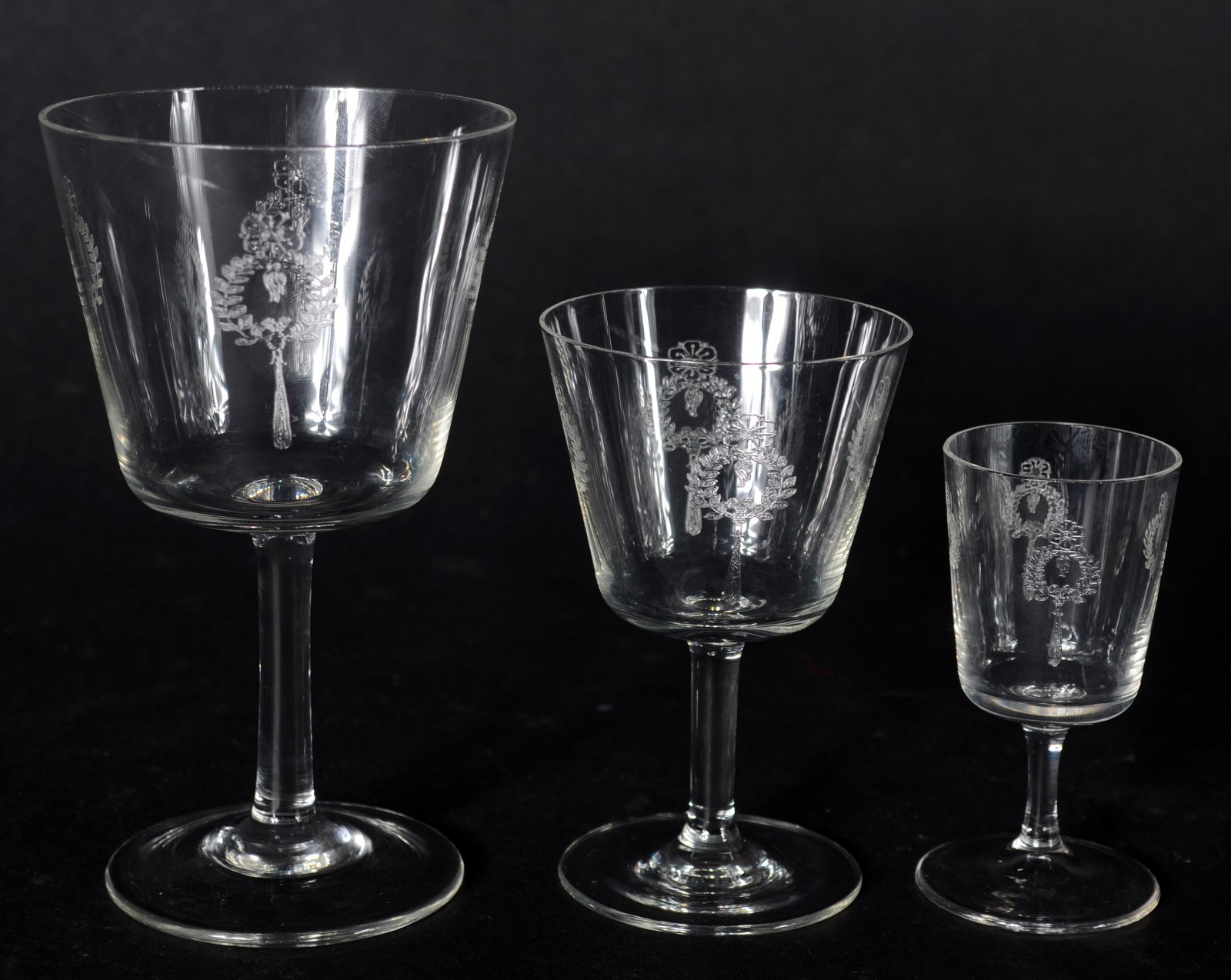 Serviço em fino cristal europeu com guirlandas lavradas, composto de... - foto 2 de 7