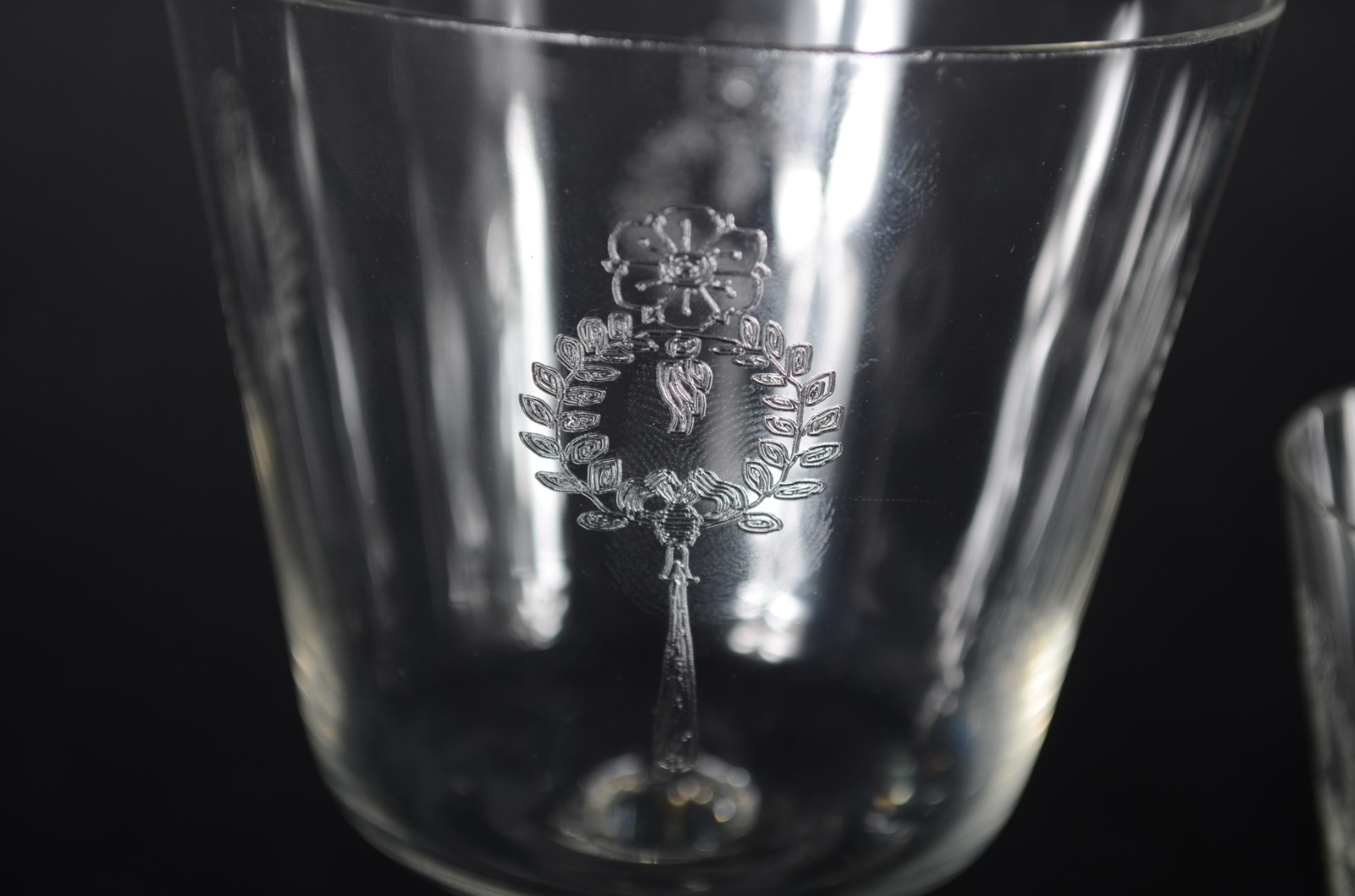 Serviço em fino cristal europeu com guirlandas lavradas, composto de... - foto 3 de 7