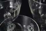Serviço em fino cristal europeu com guirlandas ... - Serviço em fino cristal europeu com guirlandas lavradas, composto de: 11 taças para vinho branco, 11 taças para vinho do Porto, 7 taças para lic...