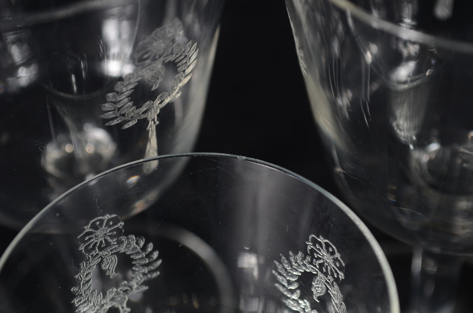 Serviço em fino cristal europeu com guirlandas lavradas, composto de... - foto 4 de 7