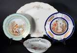 Quatro peças diversas de porcelana, sendo: 2 pr... - Quatro peças diversas de porcelana, sendo: 2 pratos decorados com cenas românticas em policromia; bowl alemão da Bavaria com borda vazada e flor...