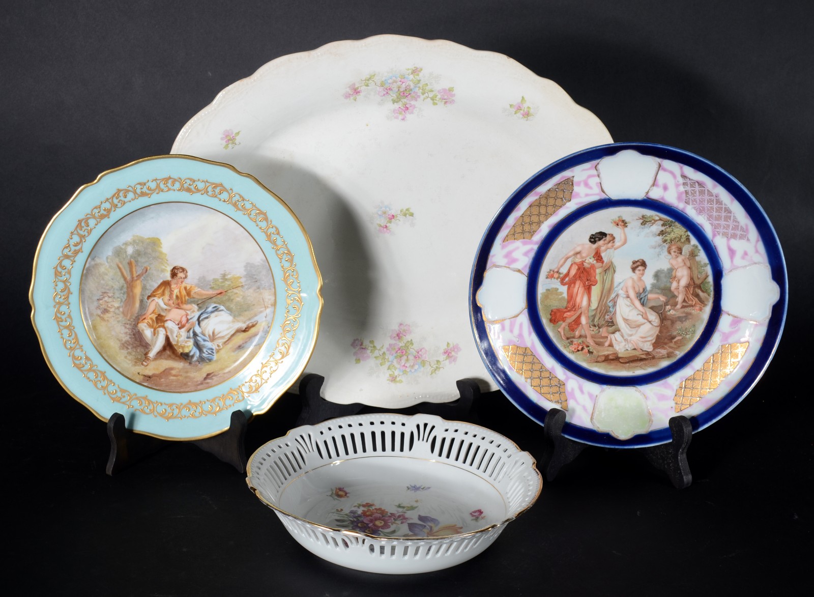 Quatro peças diversas de porcelana, sendo: 2 pratos decorados com... - foto 1 de 12