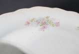 Quatro peças diversas de porcelana, sendo: 2 pr... - Quatro peças diversas de porcelana, sendo: 2 pratos decorados com cenas românticas em policromia; bowl alemão da Bavaria com borda vazada e flor...
