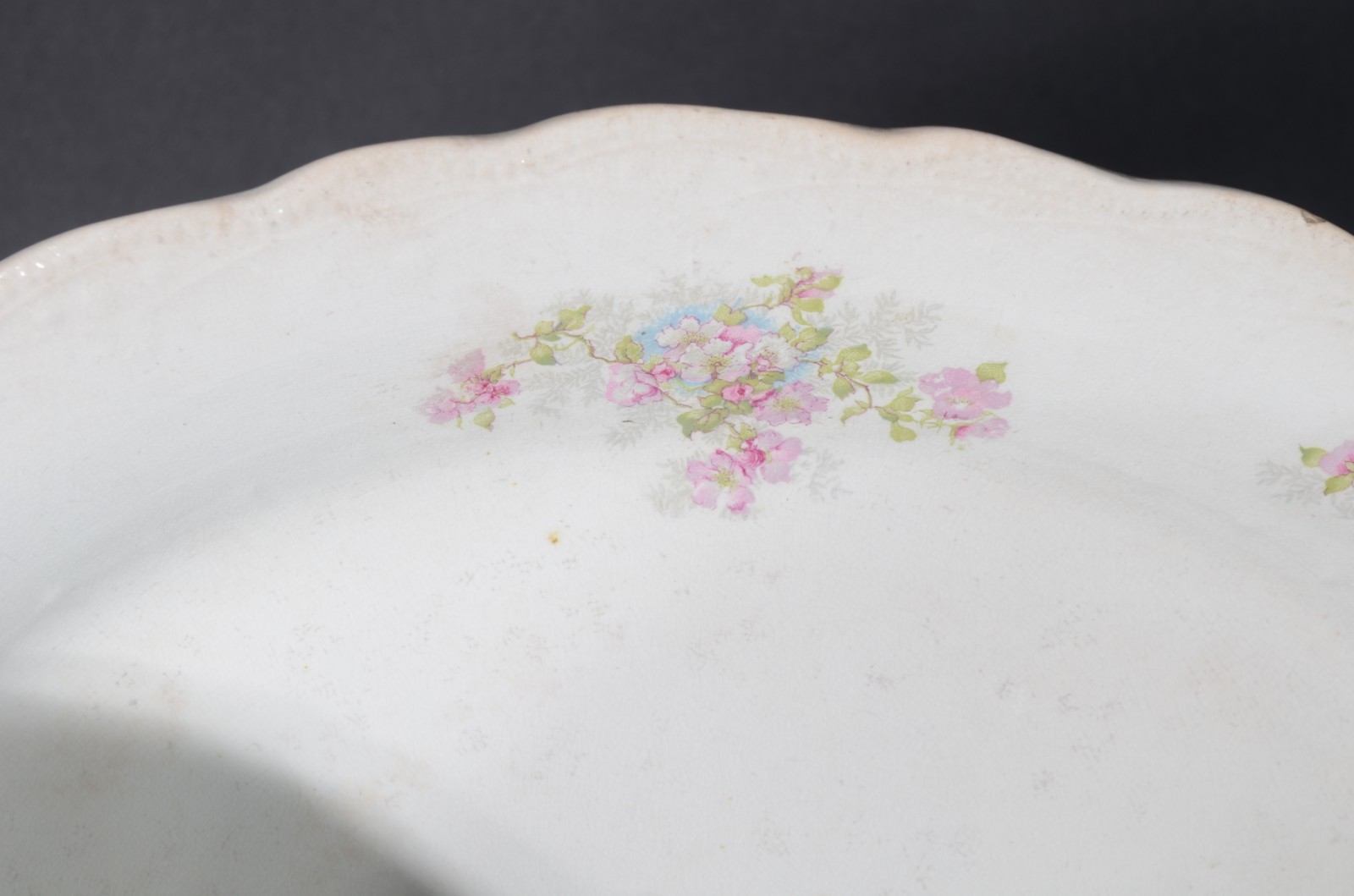 Quatro peças diversas de porcelana, sendo: 2 pratos decorados com... - foto 2 de 12