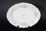 Quatro peças diversas de porcelana, sendo: 2 pr... - Quatro peças diversas de porcelana, sendo: 2 pratos decorados com cenas românticas em policromia; bowl alemão da Bavaria com borda vazada e flor...