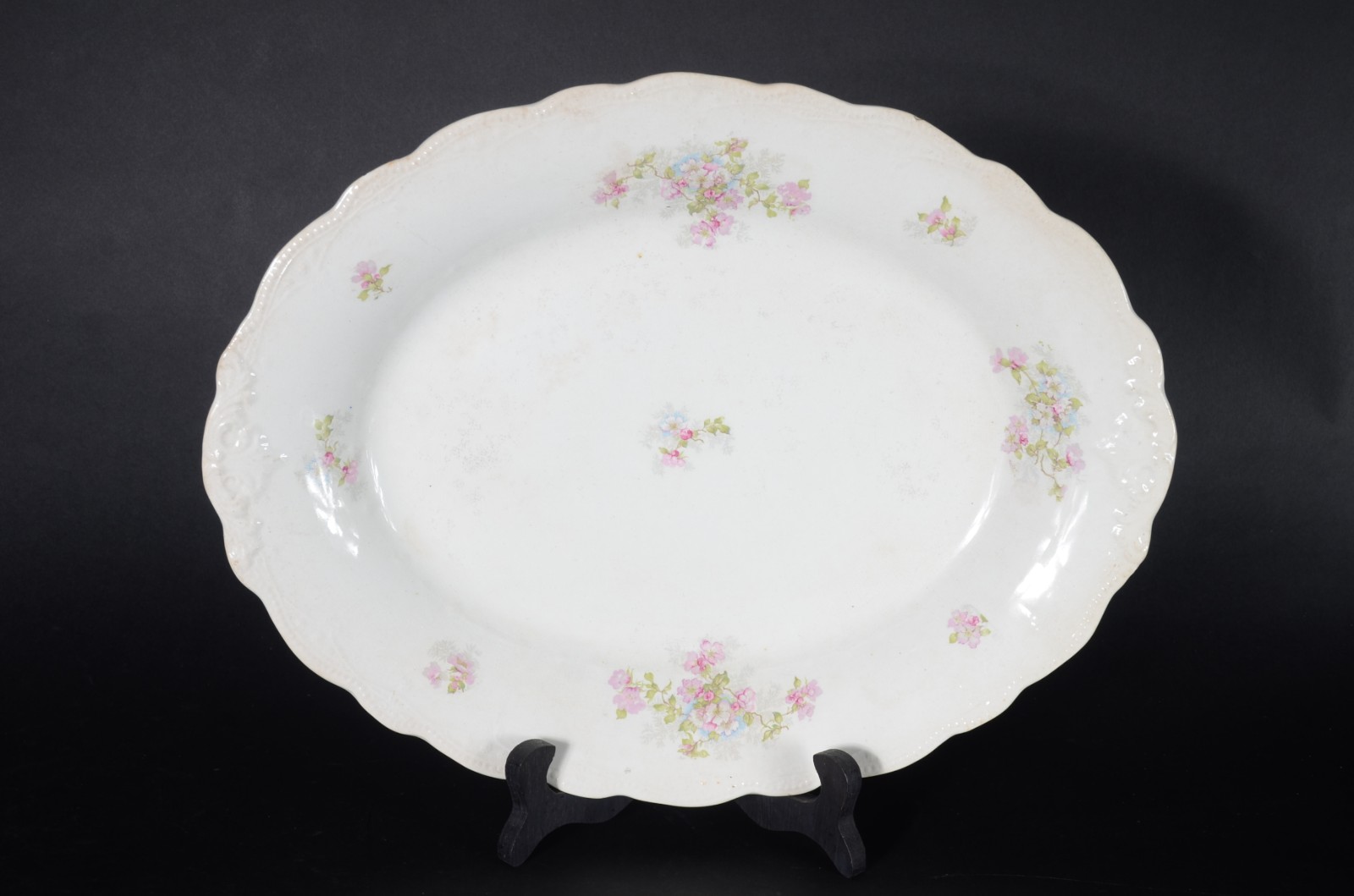 Quatro peças diversas de porcelana, sendo: 2 pratos decorados com... - foto 3 de 12