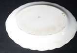 Quatro peças diversas de porcelana, sendo: 2 pr... - Quatro peças diversas de porcelana, sendo: 2 pratos decorados com cenas românticas em policromia; bowl alemão da Bavaria com borda vazada e flor...