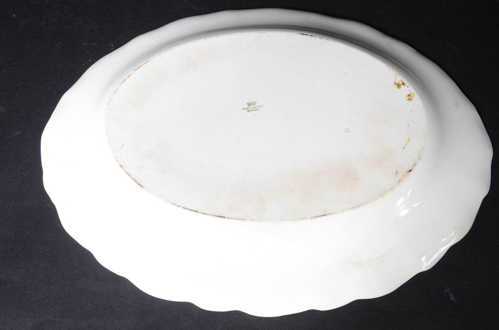 Quatro peças diversas de porcelana, sendo: 2 pratos decorados com... - foto 4 de 12