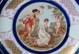 Quatro peças diversas de porcelana, sendo: 2 pr... - Quatro peças diversas de porcelana, sendo: 2 pratos decorados com cenas românticas em policromia; bowl alemão da Bavaria com borda vazada e flor...