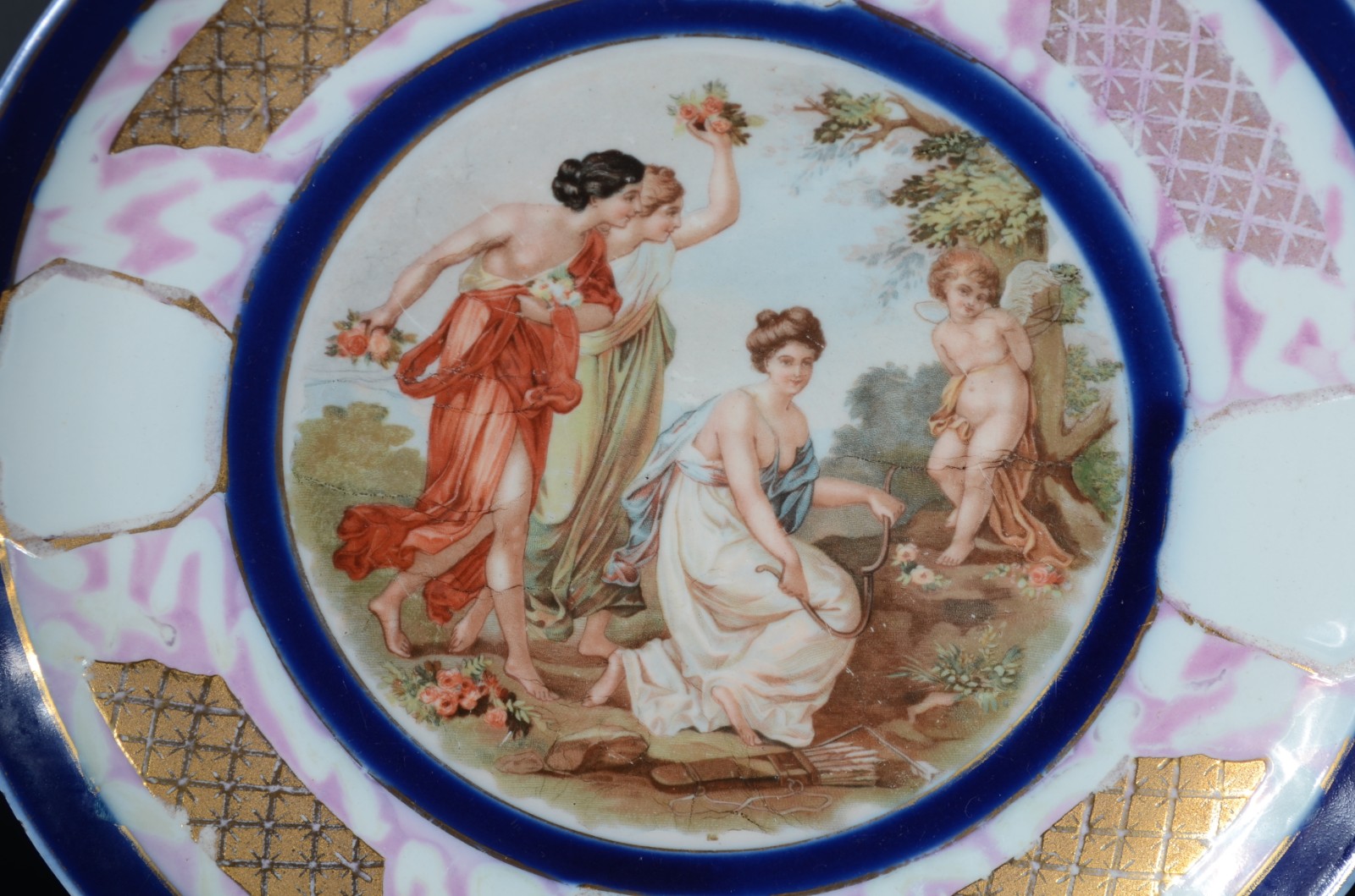 Quatro peças diversas de porcelana, sendo: 2 pratos decorados com... - foto 5 de 12