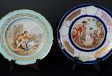 Quatro peças diversas de porcelana, sendo: 2 pr... - Quatro peças diversas de porcelana, sendo: 2 pratos decorados com cenas românticas em policromia; bowl alemão da Bavaria com borda vazada e flor...