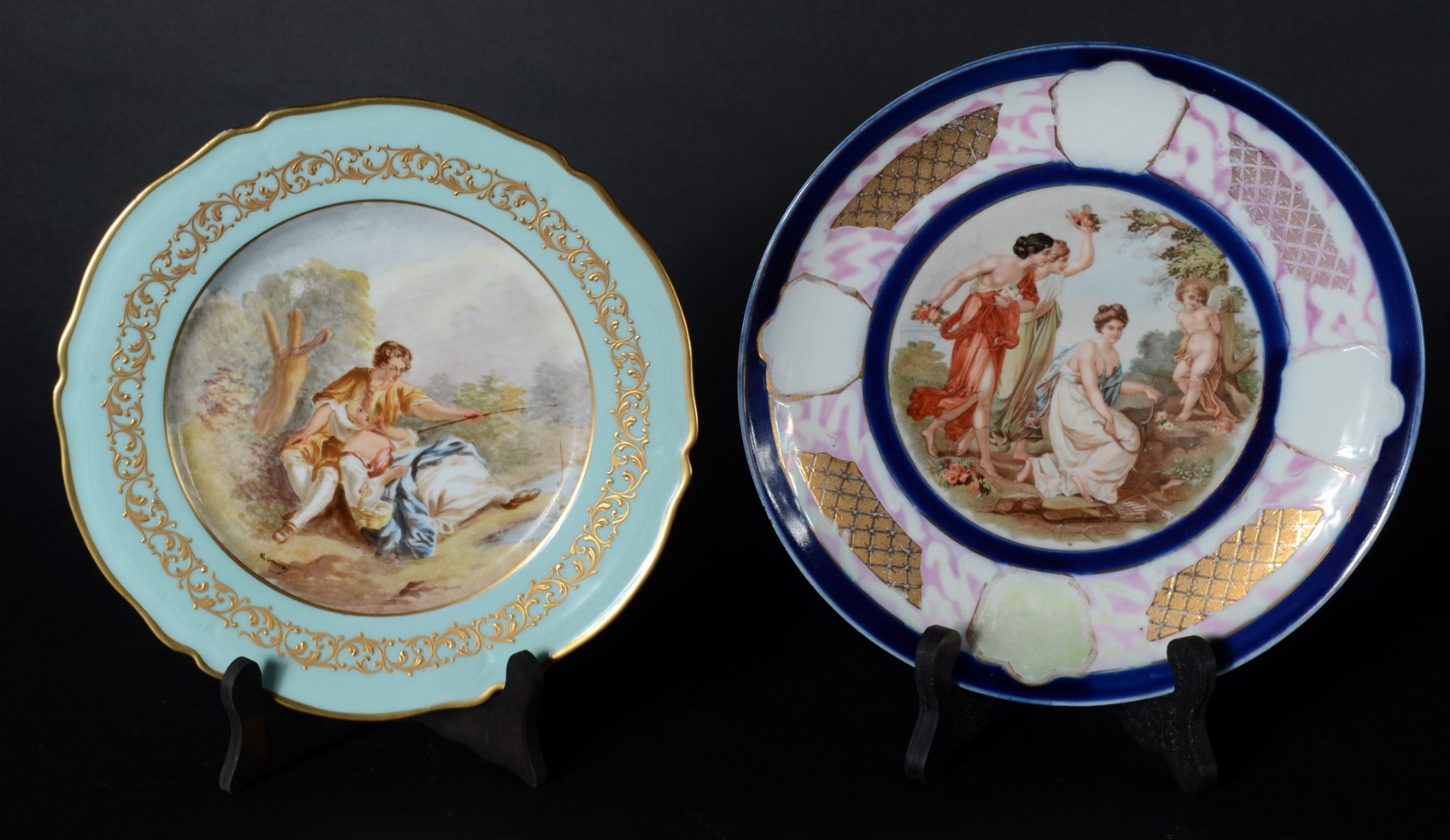 Quatro peças diversas de porcelana, sendo: 2 pratos decorados com... - foto 6 de 12