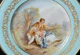 Quatro peças diversas de porcelana, sendo: 2 pr... - Quatro peças diversas de porcelana, sendo: 2 pratos decorados com cenas românticas em policromia; bowl alemão da Bavaria com borda vazada e flor...