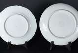 Quatro peças diversas de porcelana, sendo: 2 pr... - Quatro peças diversas de porcelana, sendo: 2 pratos decorados com cenas românticas em policromia; bowl alemão da Bavaria com borda vazada e flor...