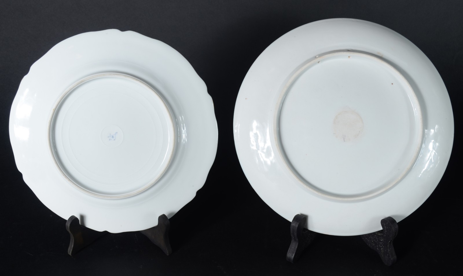 Quatro peças diversas de porcelana, sendo: 2 pratos decorados com... - foto 8 de 12