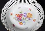 Quatro peças diversas de porcelana, sendo: 2 pr... - Quatro peças diversas de porcelana, sendo: 2 pratos decorados com cenas românticas em policromia; bowl alemão da Bavaria com borda vazada e flor...