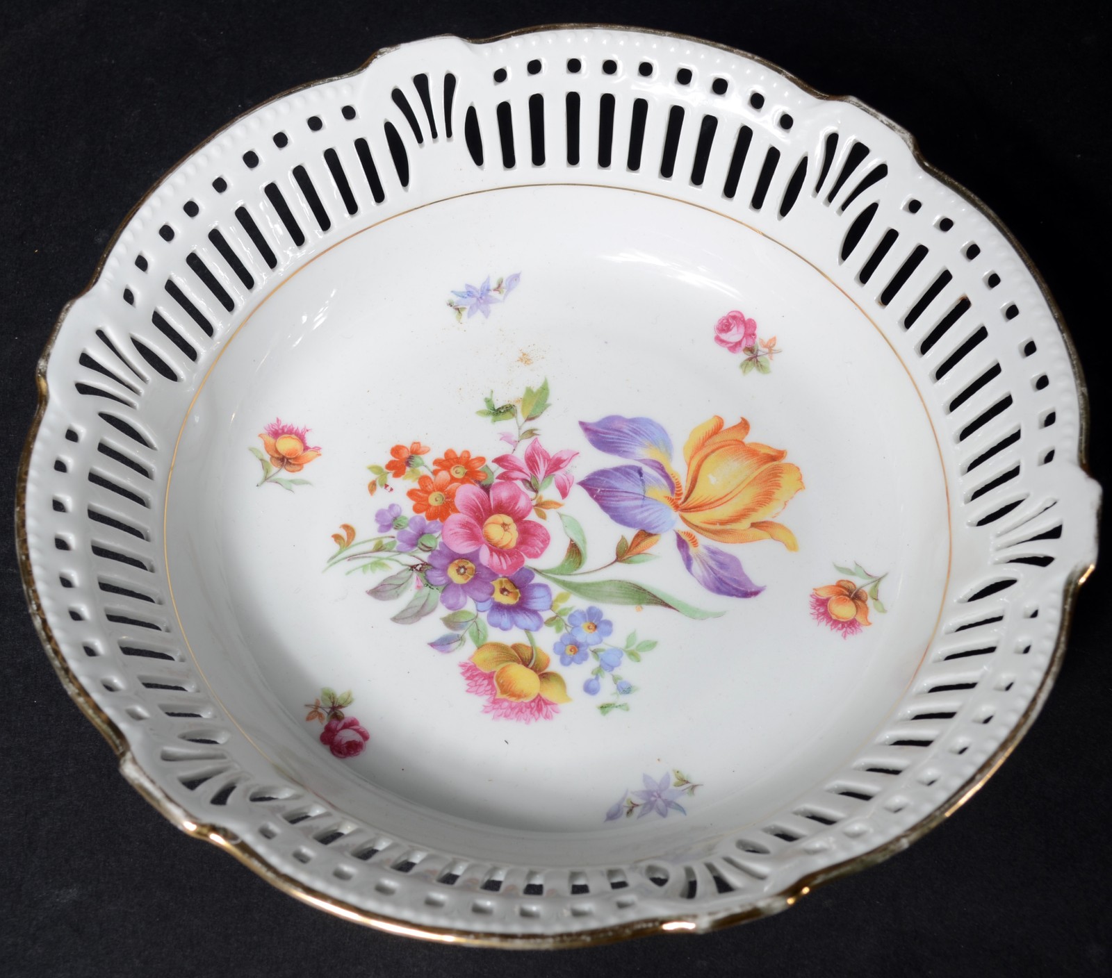Quatro peças diversas de porcelana, sendo: 2 pratos decorados com... - foto 9 de 12