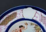 Quatro peças diversas de porcelana, sendo: 2 pr... - Quatro peças diversas de porcelana, sendo: 2 pratos decorados com cenas românticas em policromia; bowl alemão da Bavaria com borda vazada e flor...