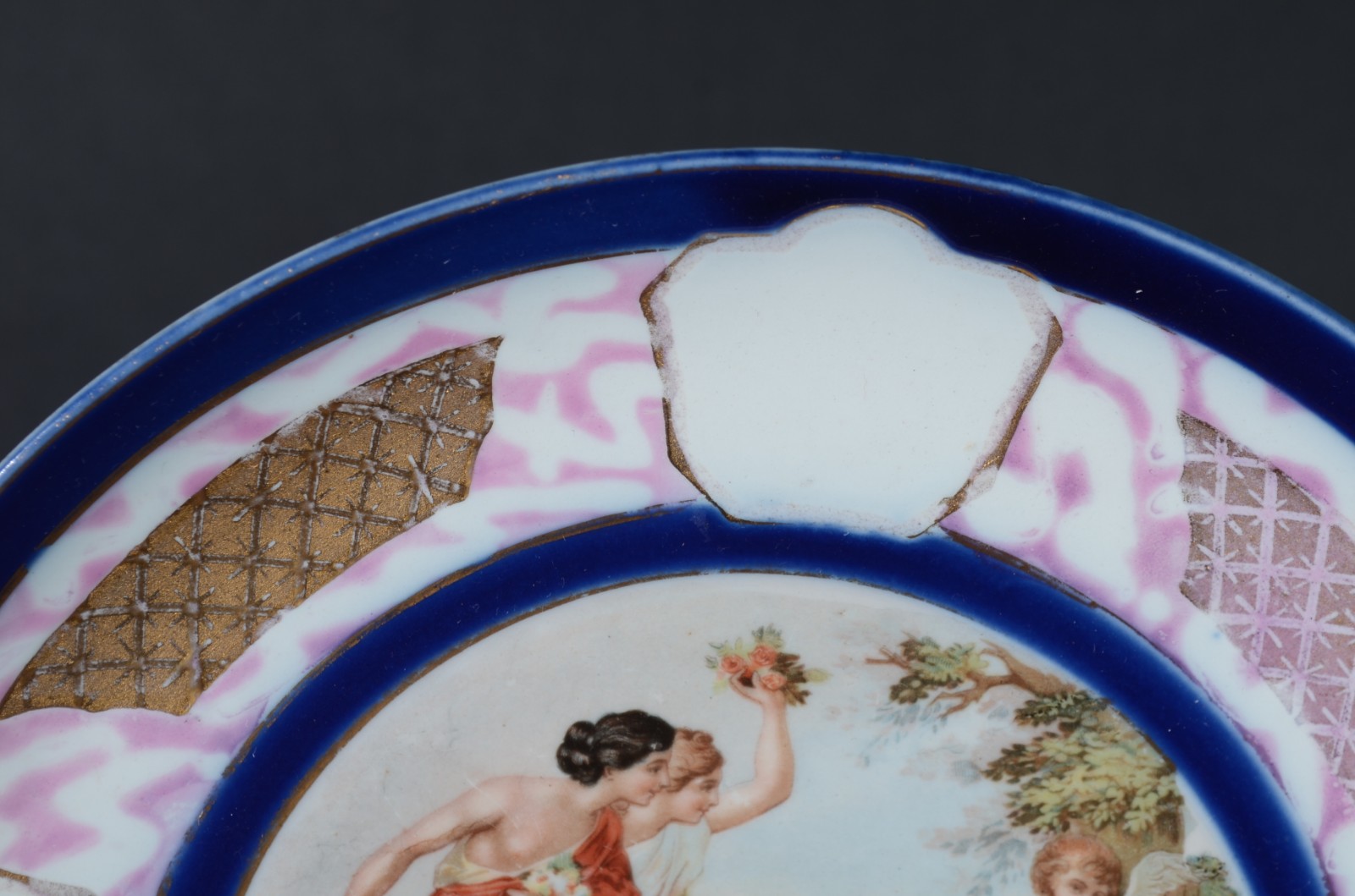 Quatro peças diversas de porcelana, sendo: 2 pratos decorados com... - foto 10 de 12